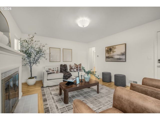 8907 Se CLAY St, Portland, OR 97216