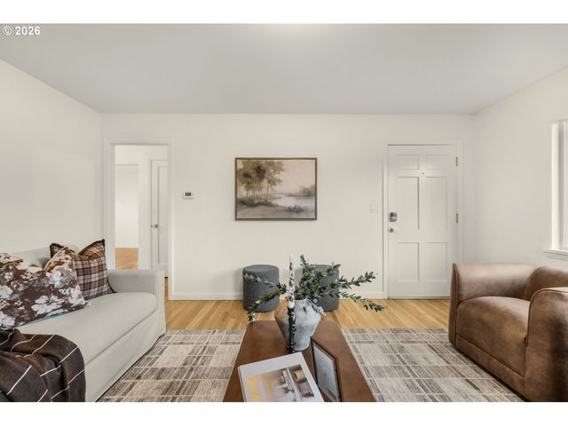 8907 Se CLAY St, Portland, OR 97216