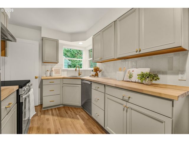 8907 Se CLAY St, Portland, OR 97216