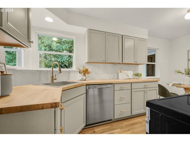 8907 Se CLAY St, Portland, OR 97216