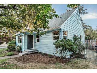 8907 Se CLAY St, Portland, OR 97216