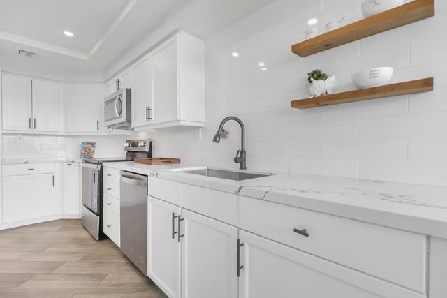 910 Island Drive 406, Rancho Mirage, CA 92270