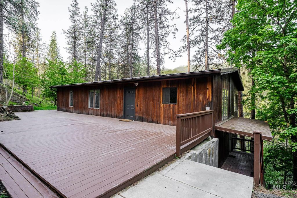 905 Dewey Avenue, Orofino, ID 83544