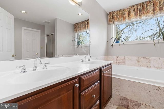 1221 JILL DR, Hummelstown, PA 17036