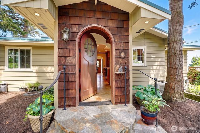 386 Shore Drive, Camano Island, WA 98282