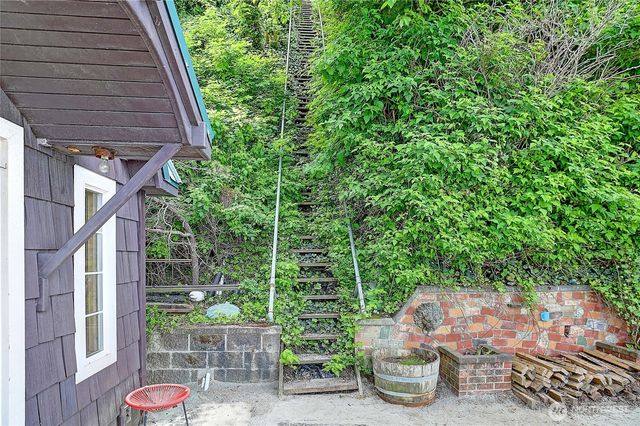 386 Shore Drive, Camano Island, WA 98282