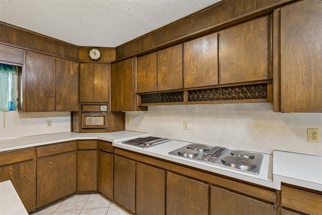 8 Burk Way, Del City, OK 73115