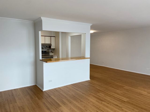 1605 E Central Road 410B, Arlington Heights, IL 60005