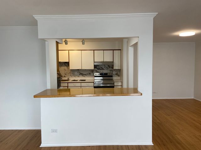 1605 E Central Road 410B, Arlington Heights, IL 60005