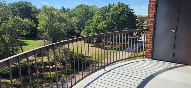 1605 E Central Road 410B, Arlington Heights, IL 60005