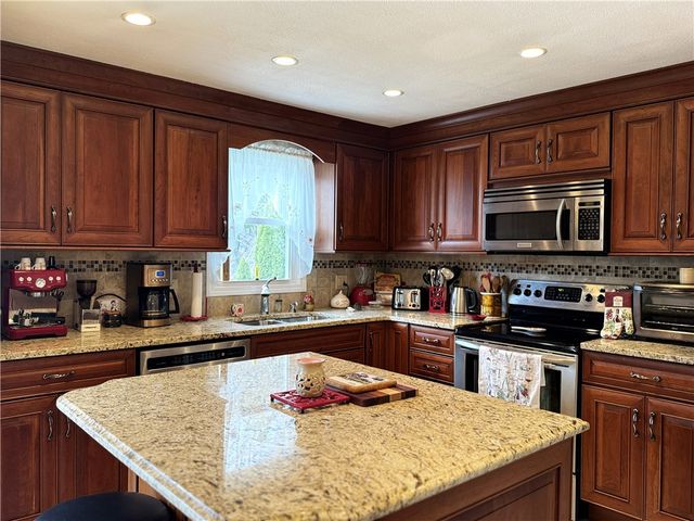 53 Bicentennial Way, North Providence, RI 02911