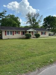 303 Pawnee Trl, Columbia, TN 38401