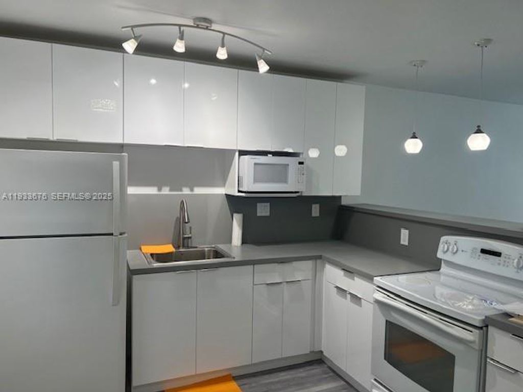 1600 NE 114th St 201, Miami, FL 33181