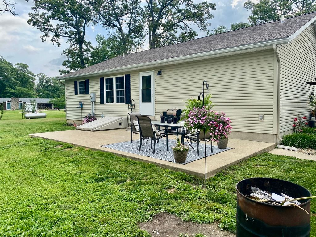 Image 2 of property listing at 7645 Noltings Road, Centralia, IL 62801
