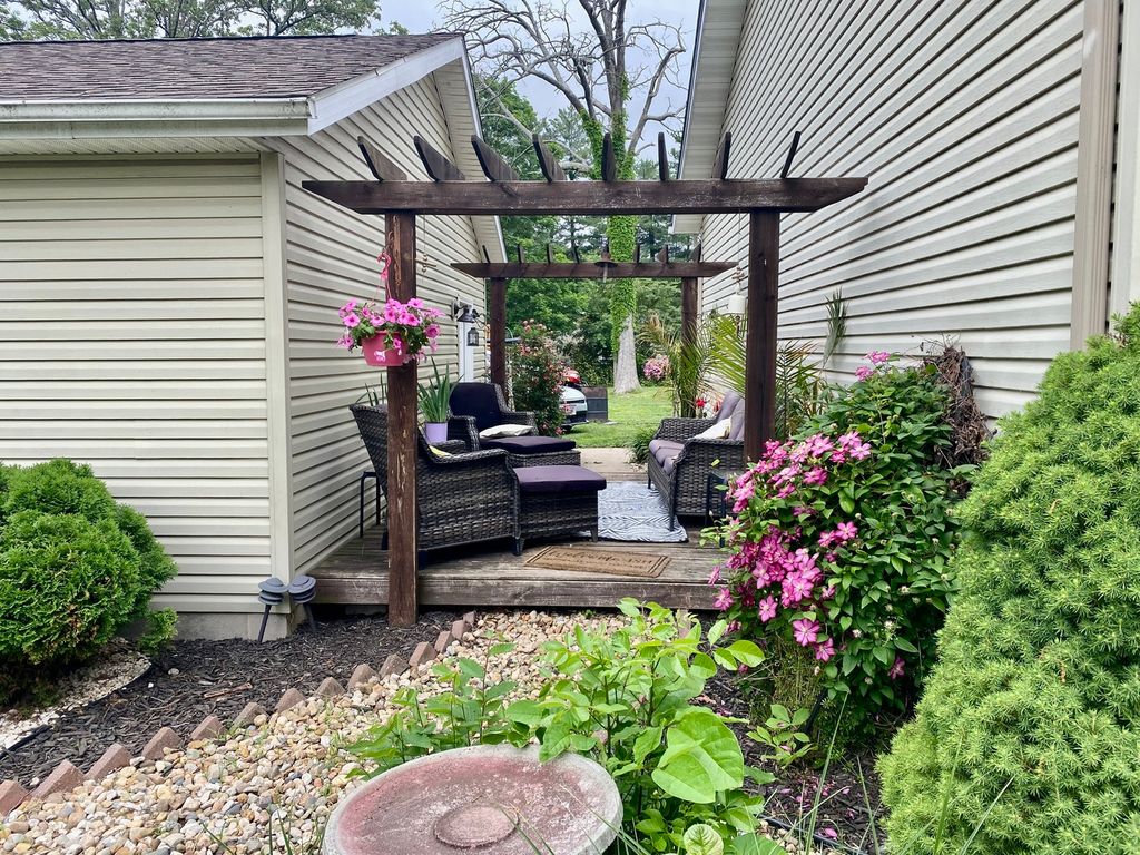 Image 3 of property listing at 7645 Noltings Road, Centralia, IL 62801