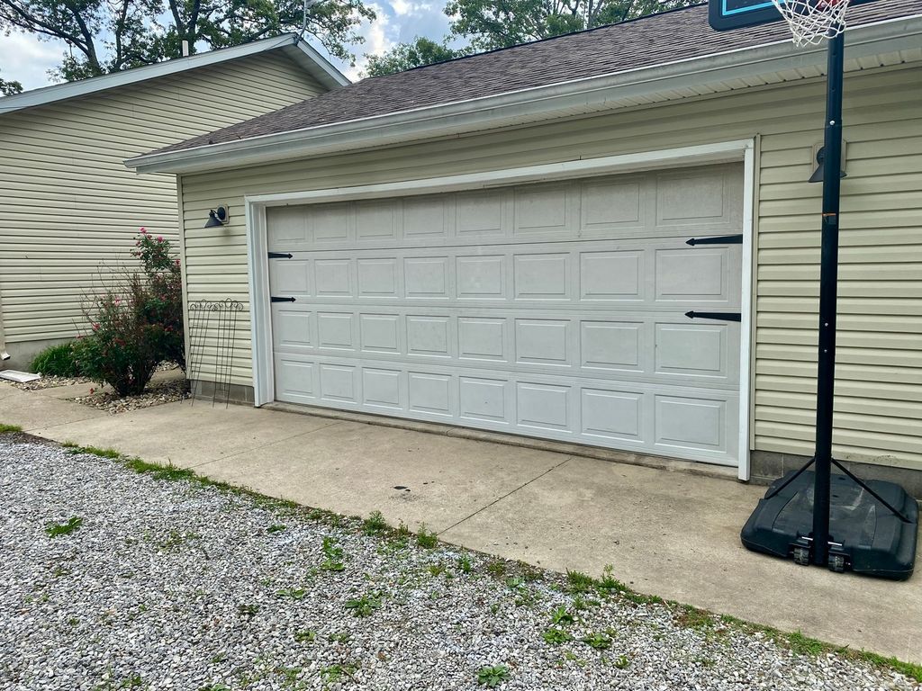 Image 4 of property listing at 7645 Noltings Road, Centralia, IL 62801