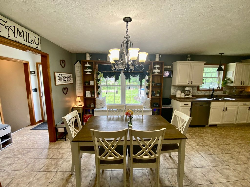 Image 7 of property listing at 7645 Noltings Road, Centralia, IL 62801
