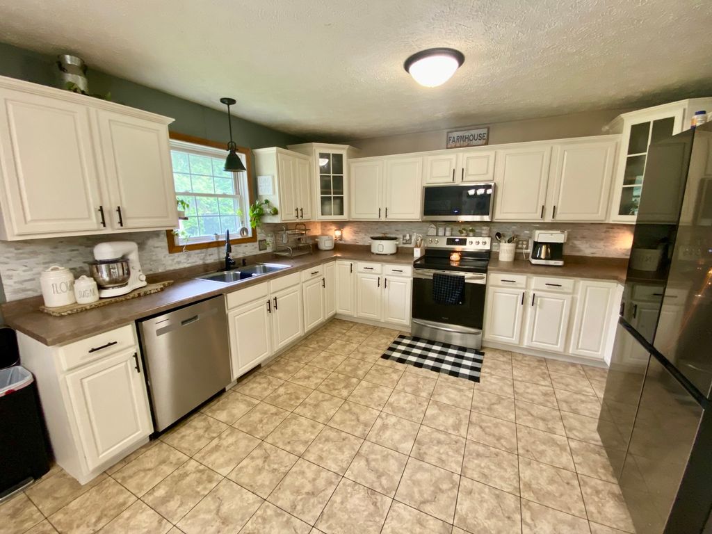 Image 8 of property listing at 7645 Noltings Road, Centralia, IL 62801