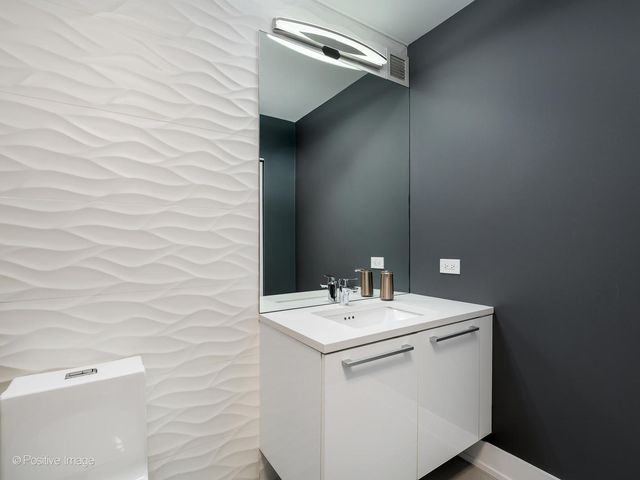 600 N KINGSBURY Street 309, Chicago, IL 60654