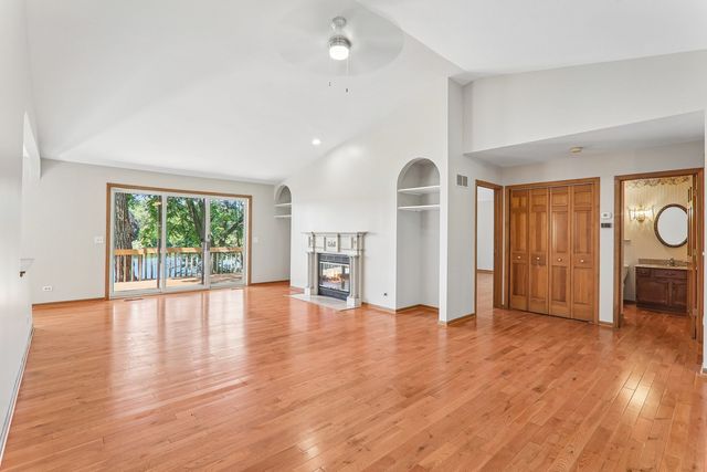 200 N Shore Drive, Oakwood Hills, IL 60013