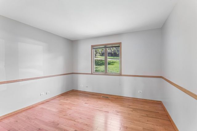 200 N Shore Drive, Oakwood Hills, IL 60013