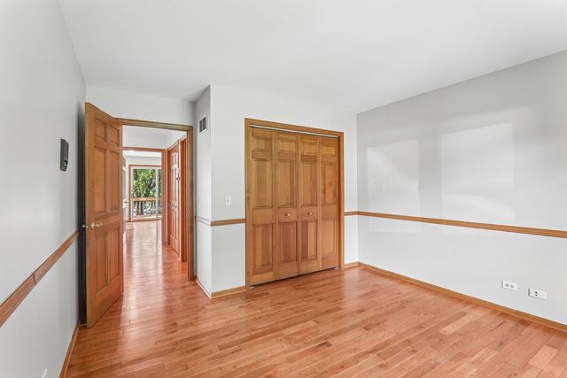 200 N Shore Drive, Oakwood Hills, IL 60013