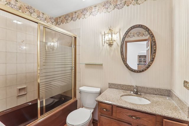 200 N Shore Drive, Oakwood Hills, IL 60013