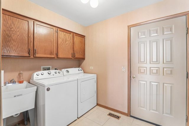 200 N Shore Drive, Oakwood Hills, IL 60013