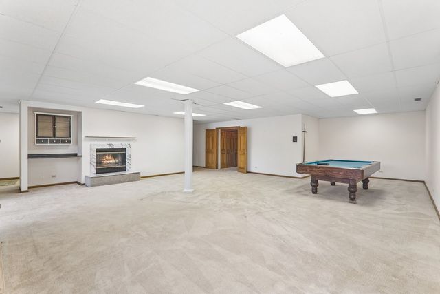 200 N Shore Drive, Oakwood Hills, IL 60013