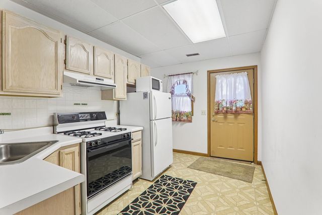 200 N Shore Drive, Oakwood Hills, IL 60013