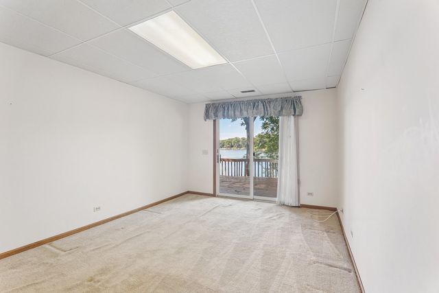 200 N Shore Drive, Oakwood Hills, IL 60013