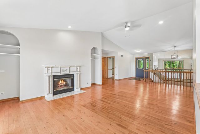 200 N Shore Drive, Oakwood Hills, IL 60013
