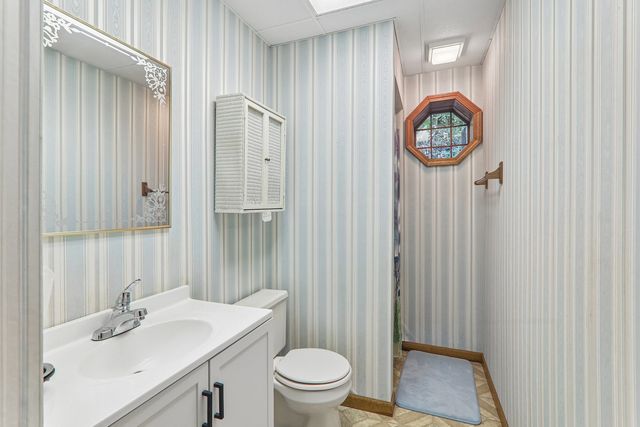 200 N Shore Drive, Oakwood Hills, IL 60013