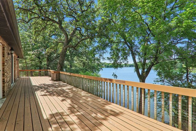 200 N Shore Drive, Oakwood Hills, IL 60013