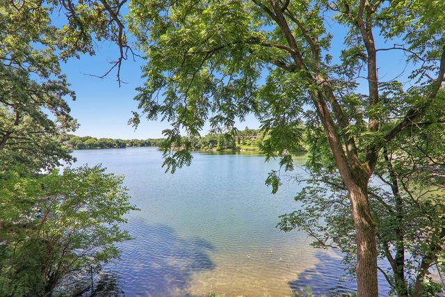 200 N Shore Drive, Oakwood Hills, IL 60013