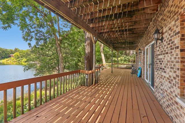200 N Shore Drive, Oakwood Hills, IL 60013