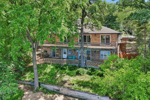 200 N Shore Drive, Oakwood Hills, IL 60013