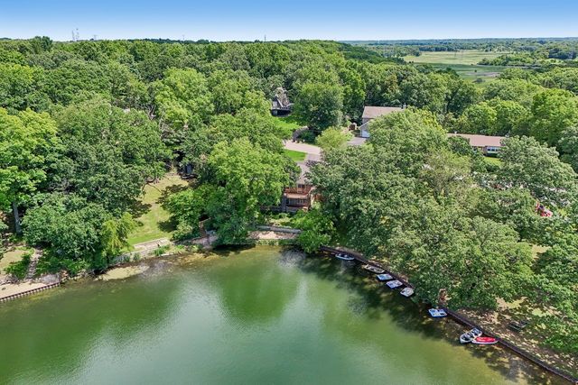 200 N Shore Drive, Oakwood Hills, IL 60013