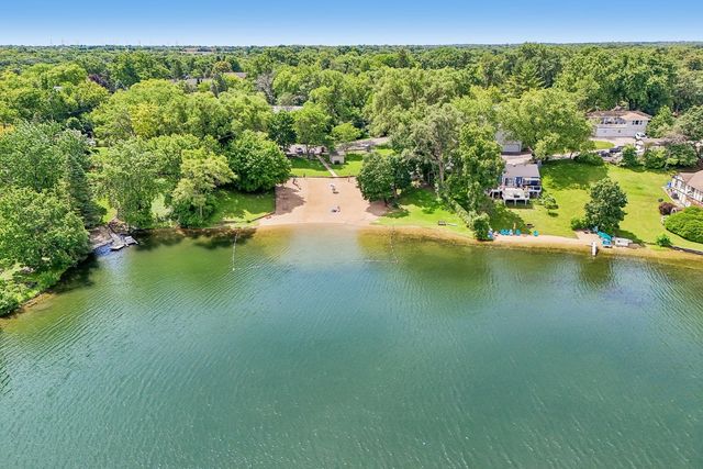 200 N Shore Drive, Oakwood Hills, IL 60013