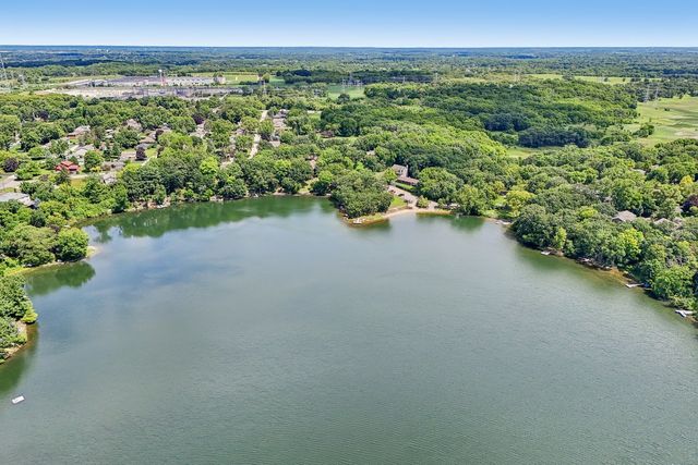 200 N Shore Drive, Oakwood Hills, IL 60013