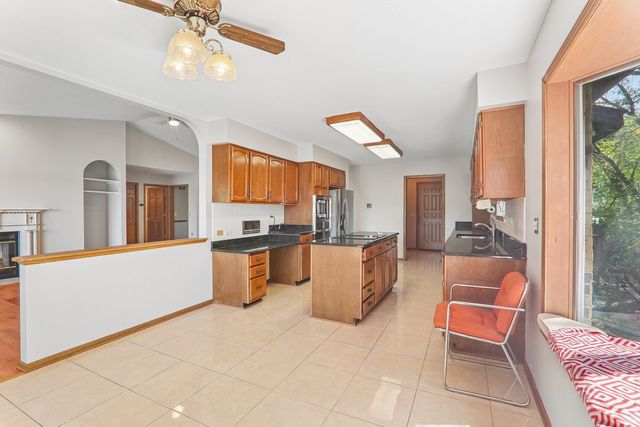 200 N Shore Drive, Oakwood Hills, IL 60013