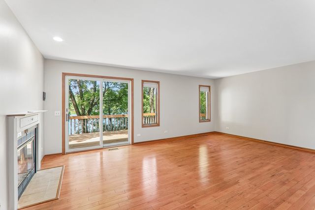 200 N Shore Drive, Oakwood Hills, IL 60013