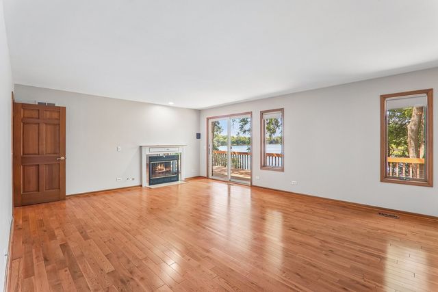 200 N Shore Drive, Oakwood Hills, IL 60013