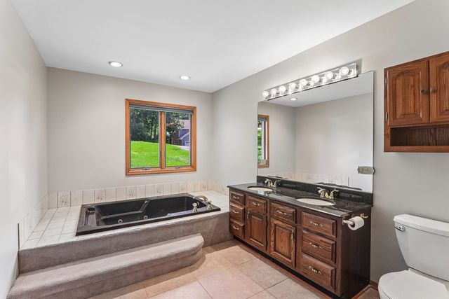 200 N Shore Drive, Oakwood Hills, IL 60013