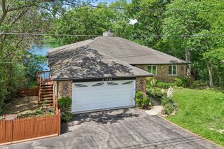 200 N Shore Drive, Oakwood Hills, IL 60013