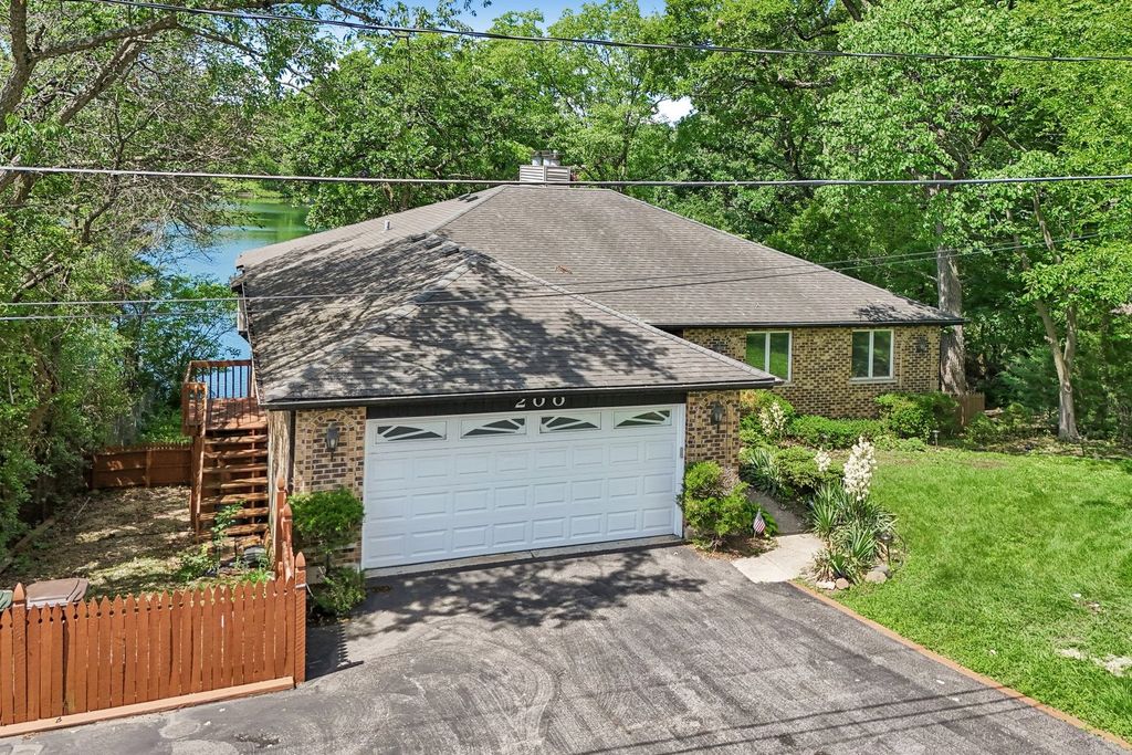 200 N Shore Drive, Oakwood Hills, IL 60013