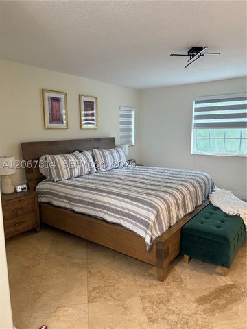 15158 NW 89th Ave, Miami Lakes, FL 33018