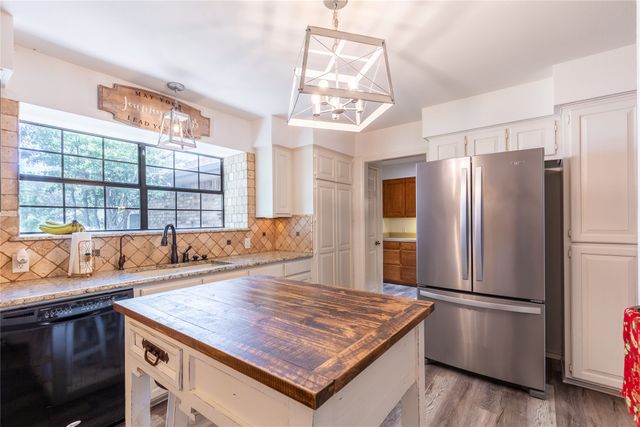 5207 Fairway Circle, De Cordova, TX 76049