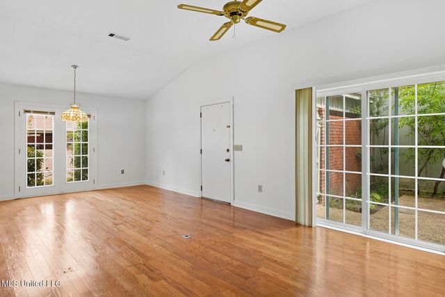 214 River Place, Jackson, MS 39211