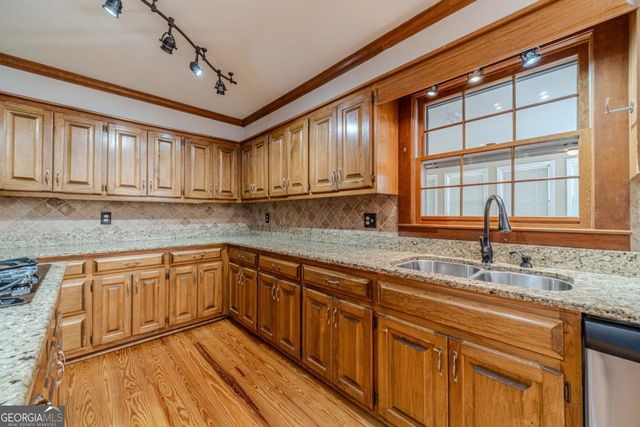 5060 Hodgkins Place SW, Lilburn, GA 30047